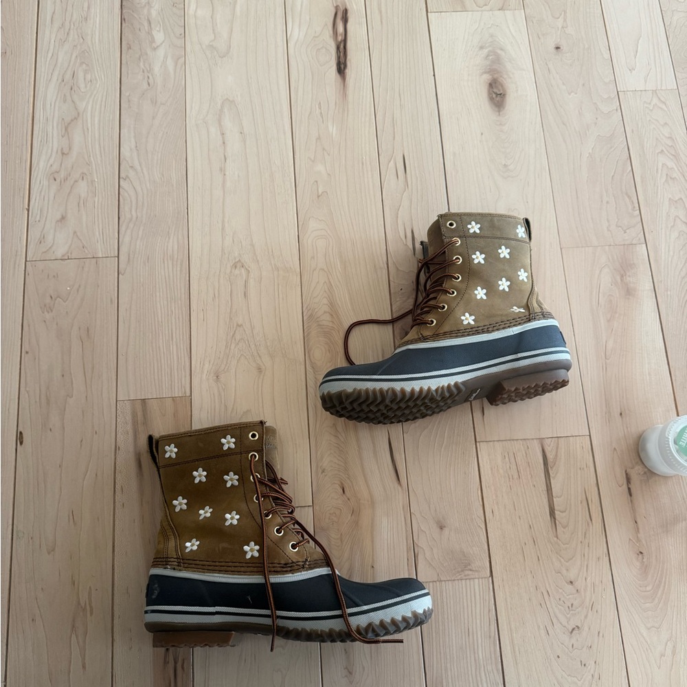 Eddie Bauer x THE GREAT Daisy Embroidered Duck Boots - Picture 5 of 8